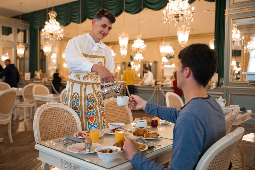 Le Grand Siècle, l’hôtel qui vous promet un voyage royal au cœur du Puy du Fou ! - Parcs Actus - Actualite des parcs d'attractions brunch table des ambassadeurs - Actualité des Parcs d'attractions - Parcs Actus