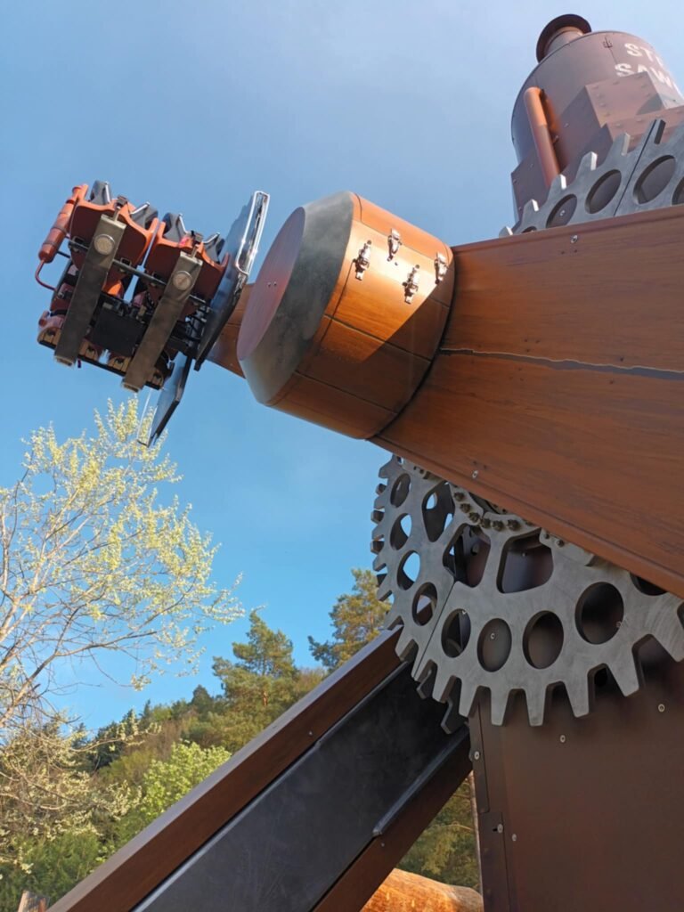 Fraispertuis City 2025 : une scierie à vapeur comme nouvelle attraction familiale avec Sawmill - Parcs Actus - Actualite des parcs d'attractions Sawmill la nouvelle attraction de Fraispertuis City avec ses 8 bras et 32 personnes par tour