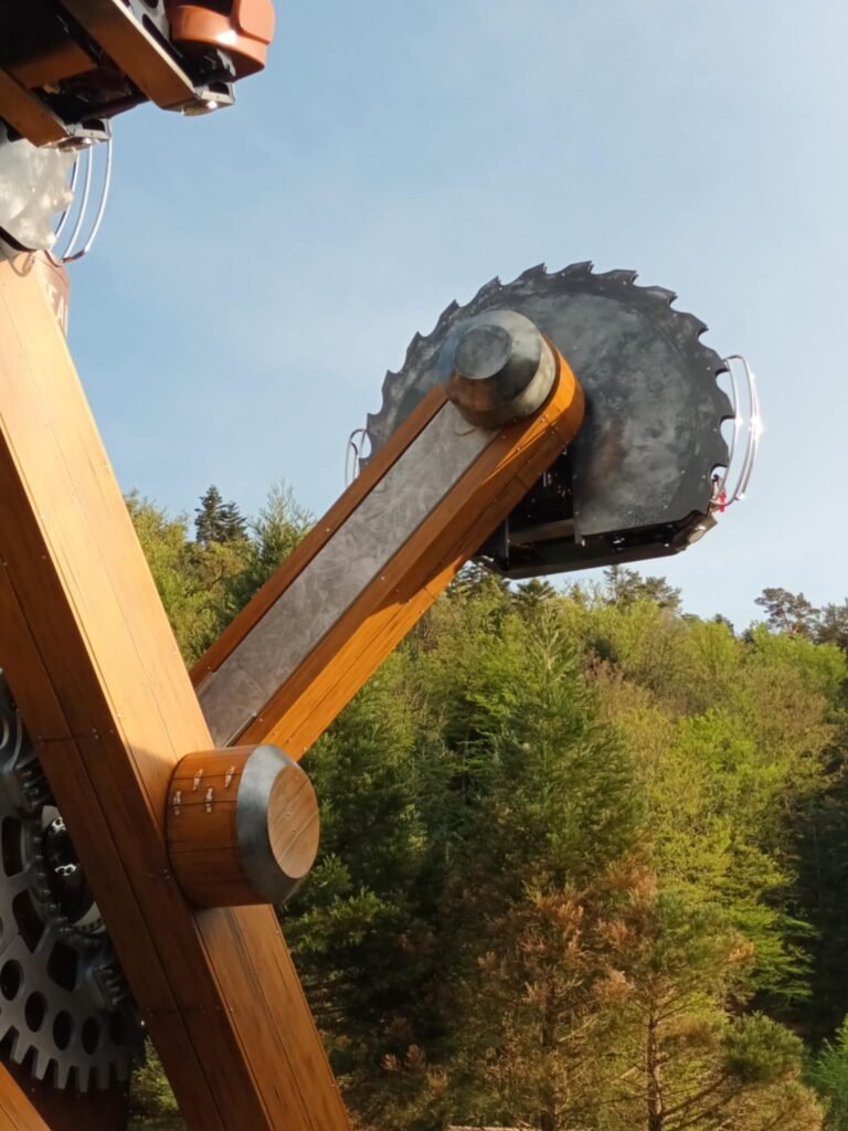Fraispertuis City 2025 : une scierie à vapeur comme nouvelle attraction familiale avec Sawmill - Parcs Actus - Actualite des parcs d'attractions Sawmill la nouvelle attraction de Fraispertuis City avec ses 8 bras et 32 personnes par tour