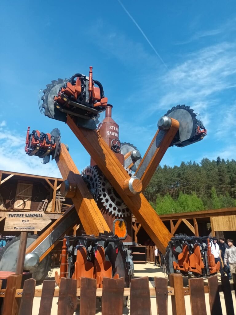Fraispertuis City 2025 : une scierie à vapeur comme nouvelle attraction familiale avec Sawmill - Parcs Actus - Actualite des parcs d'attractions Sawmill la nouvelle attraction de Fraispertuis City avec ses 8 bras et 32 personnes par tour