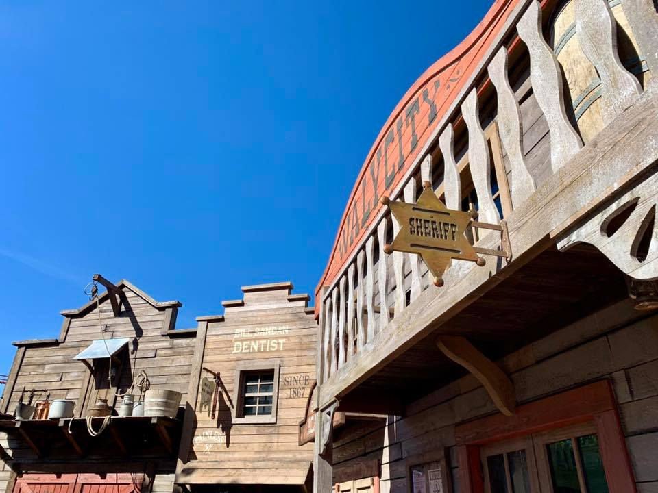 Walygator inaugure une nouvelle zone sur le thème du Far West en 2019 ! - Parcs Actus - Actualite des parcs d'attractions Décors western et nouvelles façades réalisés par Joravision dans la zone Far West du parc Walygator.