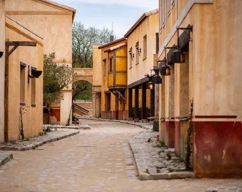 La rue Gallo-Romaine, nouvelle offre hôtelière 2025 du Puy du Fou - Parcs Actus - Actualite des parcs d'attractions image 191 - Actualité des Parcs d'attractions - Parcs Actus