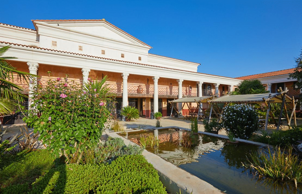 La rue Gallo-Romaine, nouvelle offre hôtelière 2025 du Puy du Fou - Parcs Actus - Actualite des parcs d'attractions image 192 - Actualité des Parcs d'attractions - Parcs Actus