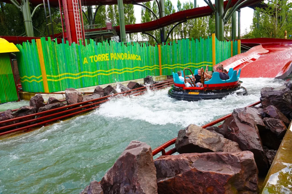 Embarquez pour Amazonia, une aventure aquatique unique au monde à Bellewaerde ! - Parcs Actus - Actualite des parcs d'attractions amazonia boot vaargeul water 1 - Actualité des Parcs d'attractions - Parcs Actus