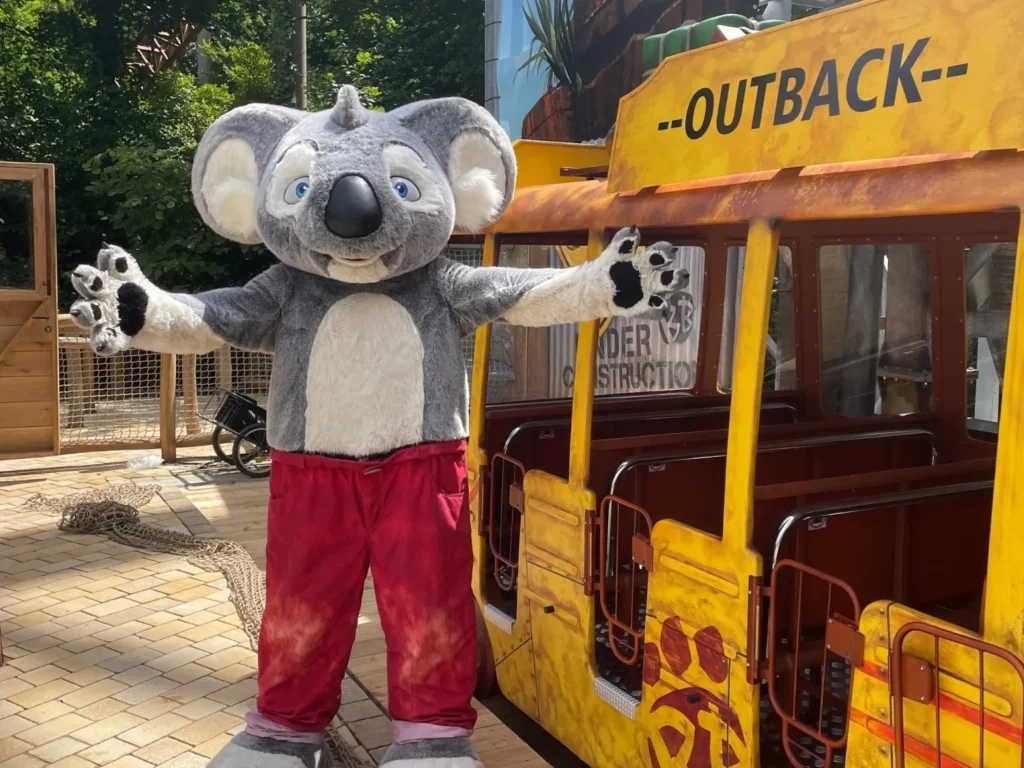 Plopsaland Deutschland dévoile une année 2025 riche en nouveautés familiales - Parcs Actus - Actualite des parcs d'attractions HPH GreenvilleBus Hero.jpg.webp - Actualité des Parcs d'attractions - Parcs Actus