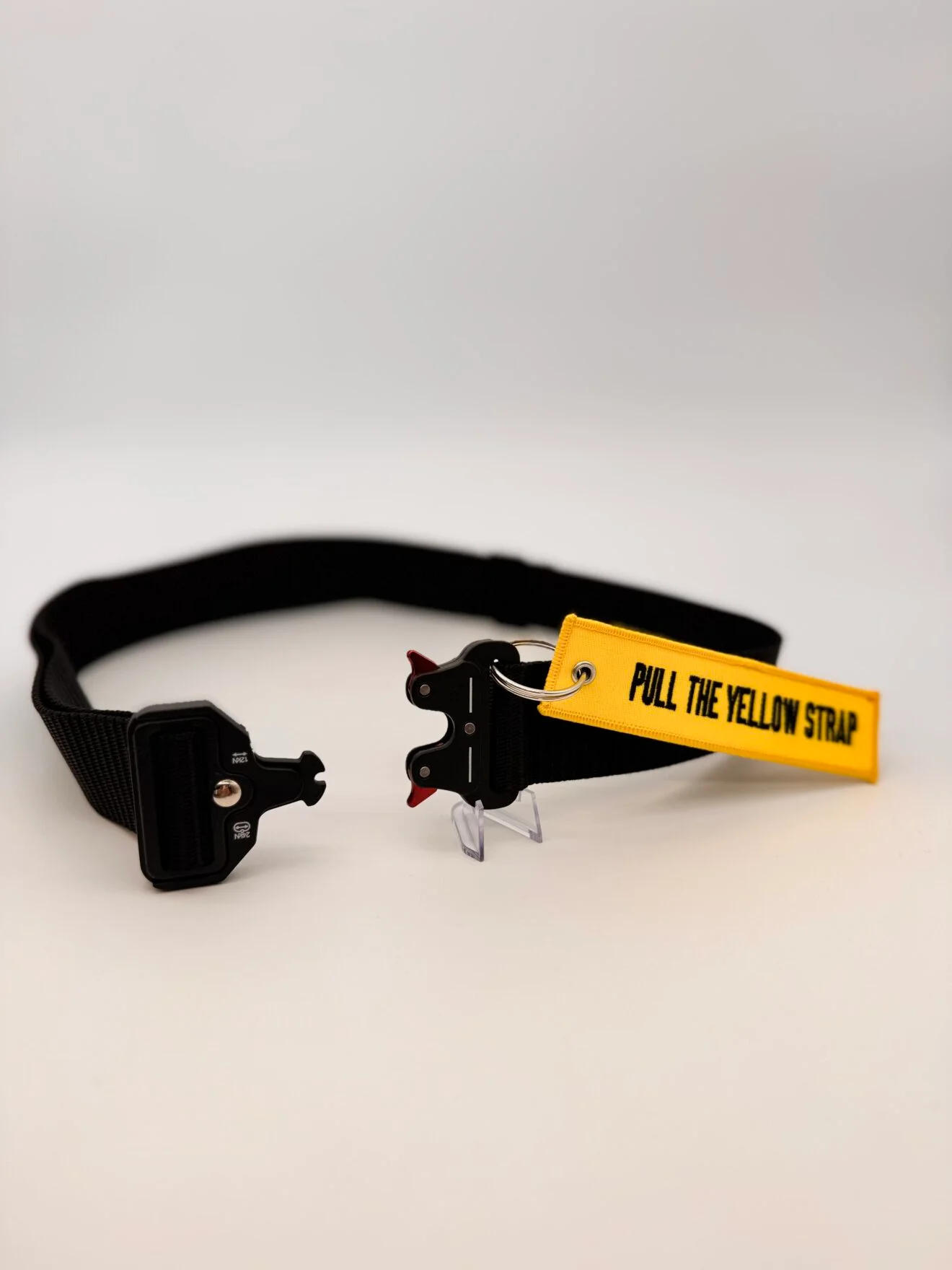 Ceinture “Pull the yellow strap” - Parcs Actus - Actualite des parcs d'attractions Ceinture "Pull the yellow strap" – Image 2