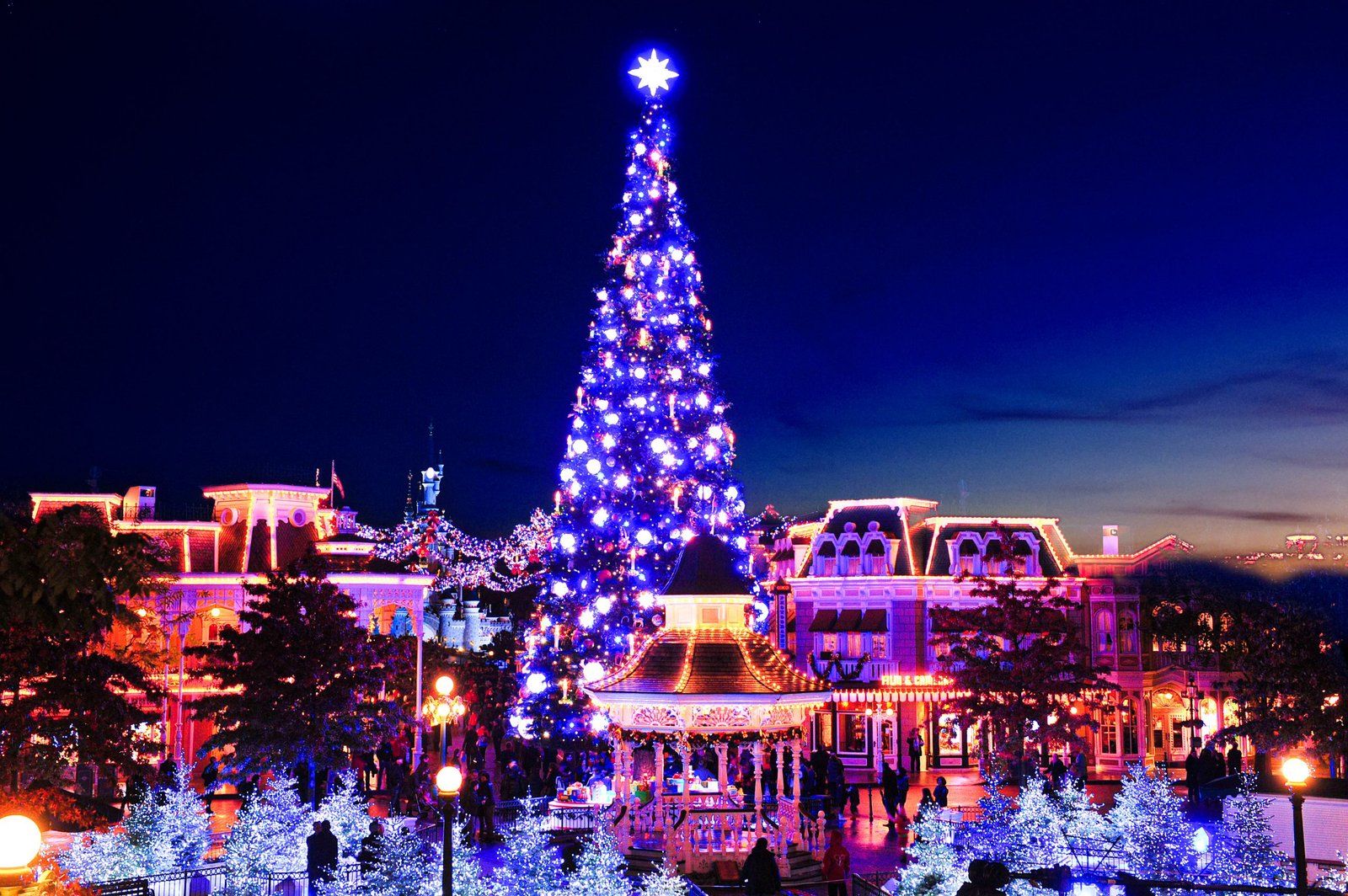 Parcs d’attractions en Hiver, n’y a-t-il que Disneyland pour vivre la magie de Noël ? - Parcs Actus