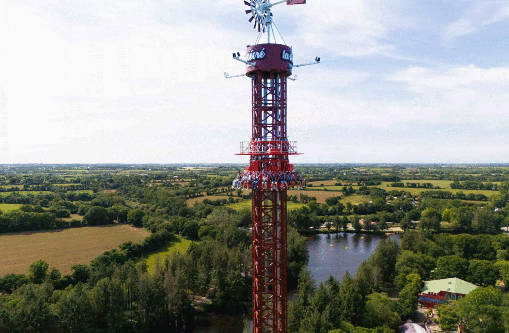 Tremor, la tour de chute terrifiante s’élève à la Récré des 3 Curés - Parcs Actus - Actualite des parcs d'attractions image 1 - Actualité des Parcs d'attractions - Parcs Actus