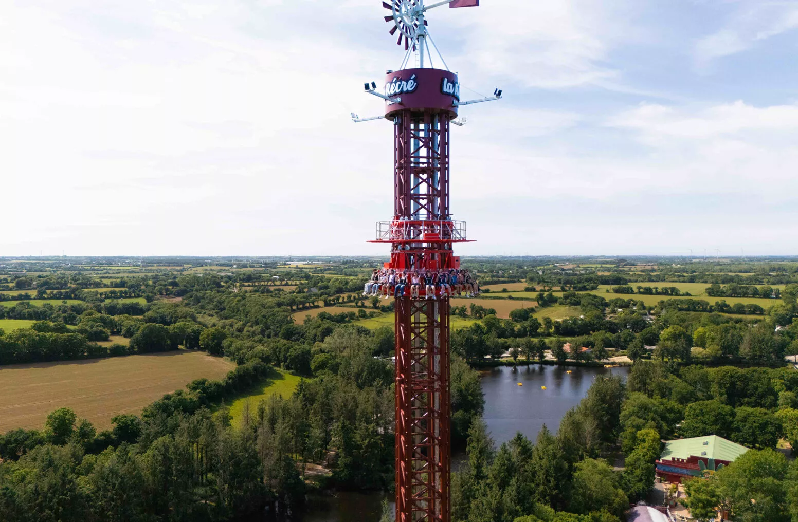 Tremor, la tour de chute terrifiante s'élève à la Récré des 3 Curés - Parcs Actus