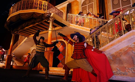 A pluma y espada, une aventure de cape et d’épée haletante au Puy du Fou Espagne (2021) - Parcs Actus