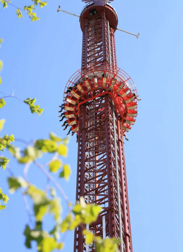 Tremor, la tour de chute terrifiante s’élève à la Récré des 3 Curés - Parcs Actus - Actualite des parcs d'attractions tremor tour de chute la recre des 3 cures brest 2 e1748591249779 1245x1710 c center - Actualité des Parcs d'attractions - Parcs Actus