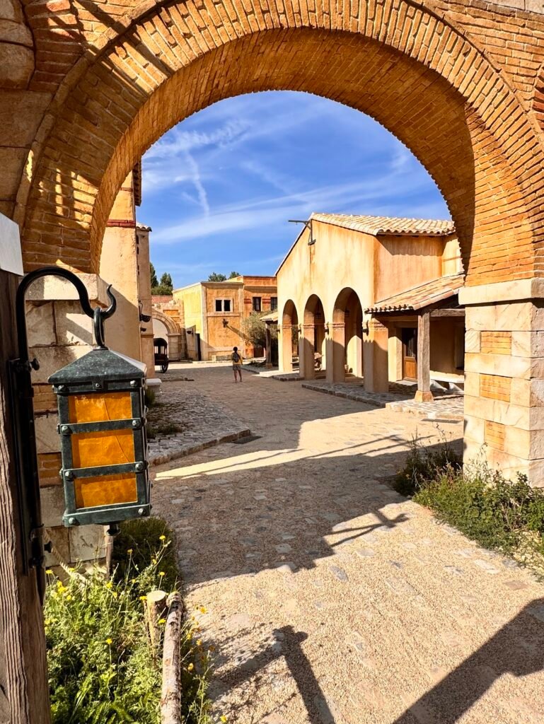 La rue Gallo-Romaine, nouvelle offre hôtelière 2025 du Puy du Fou - Parcs Actus - Actualite des parcs d'attractions IMG 0550 - Actualité des Parcs d'attractions - Parcs Actus