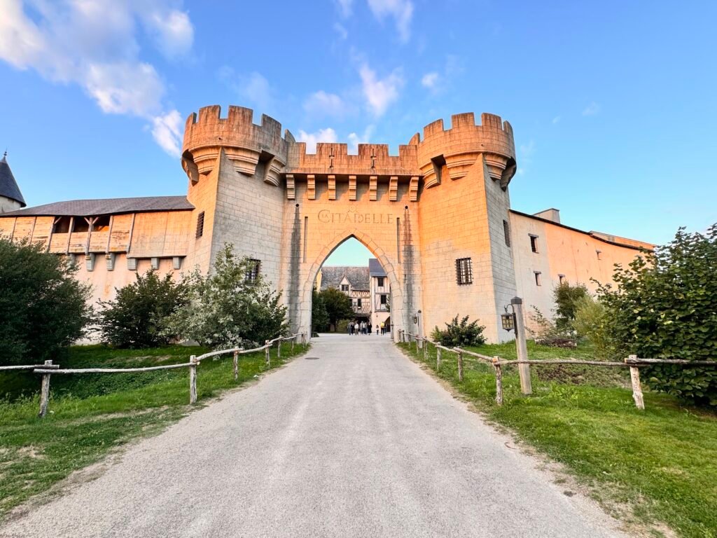Top 5 des meilleurs hôtels du Puy du Fou pour une immersion historique garantie - Parcs Actus - Actualite des parcs d'attractions IMG 0498 - Actualité des Parcs d'attractions - Parcs Actus