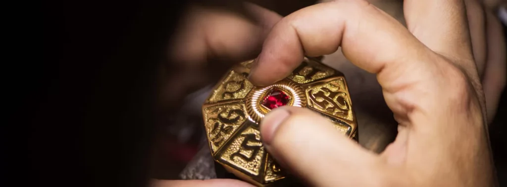 exkalibur joaillier spinelle rouge pommeau.jpg - Actualité des Parcs d'attractions - Parcs Actus