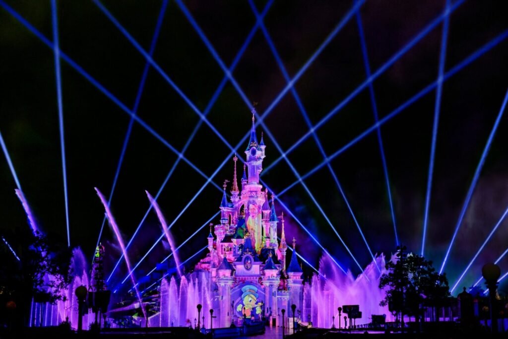 Disney Tales of Magic illumine Disneyland Paris : un nouveau chapitre nocturne - Parcs Actus - Actualite des parcs d'attractions 472761001 1002254038611838 7716525168221359406 n 1536x1024 1 - Actualité des Parcs d'attractions - Parcs Actus
