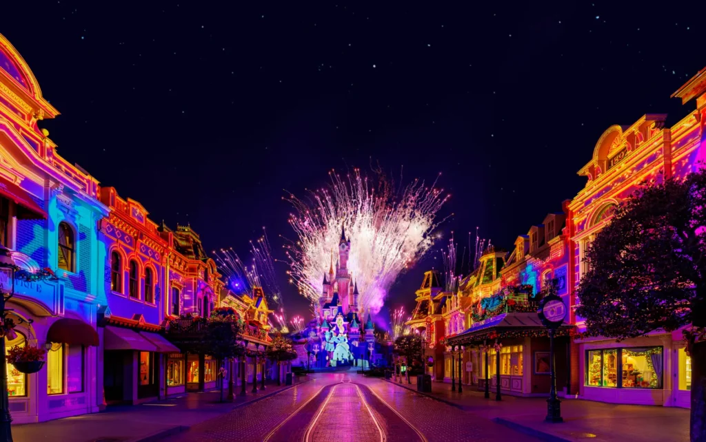 Disney Tales of Magic illumine Disneyland Paris : un nouveau chapitre nocturne - Parcs Actus - Actualite des parcs d'attractions DisneyTalesofMagic Cinderella OfficialKeyVisual PressVisual 1 scaled 1 - Actualité des Parcs d'attractions - Parcs Actus