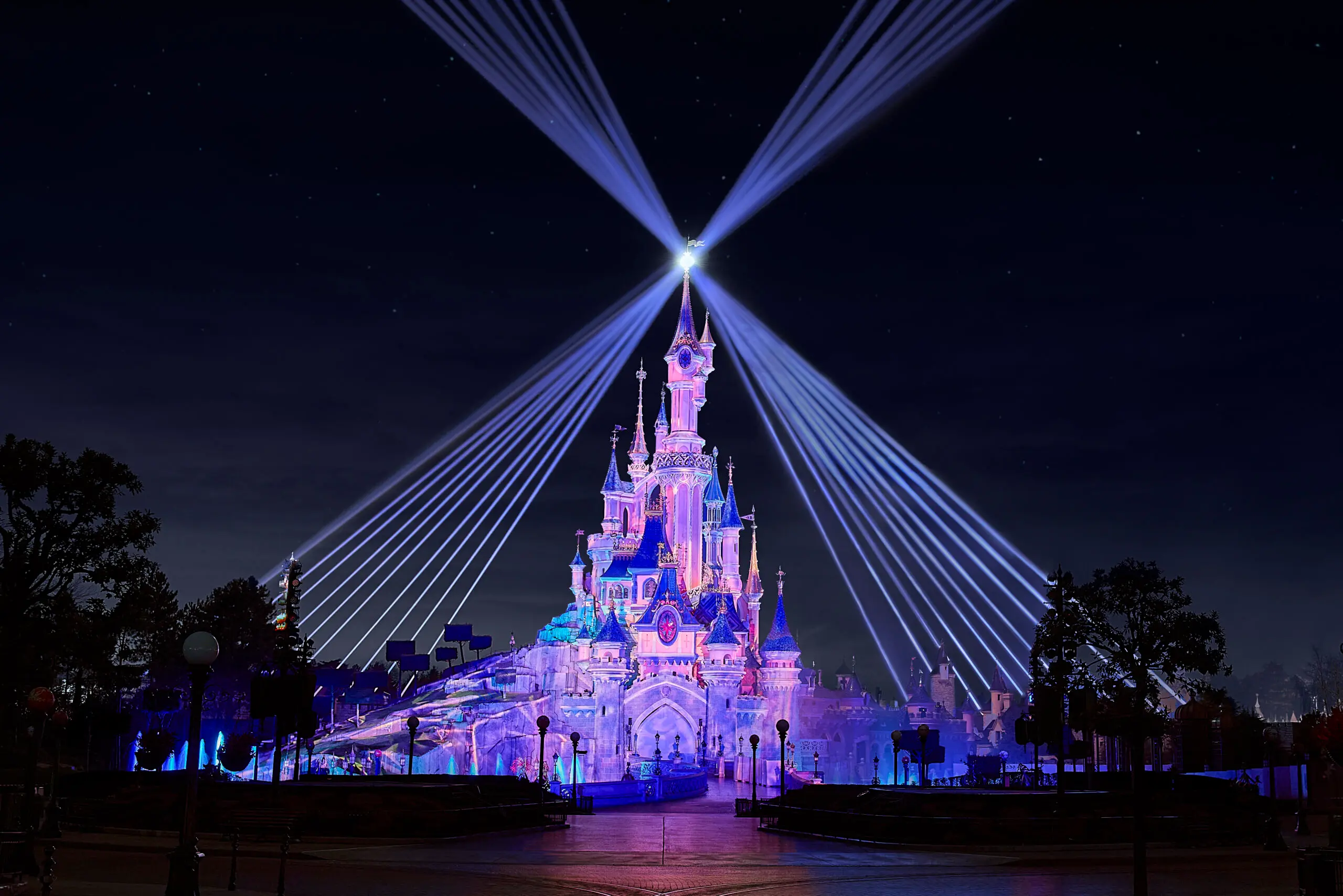 Disney Tales of Magic illumine Disneyland Paris : un nouveau chapitre nocturne - Parcs Actus
