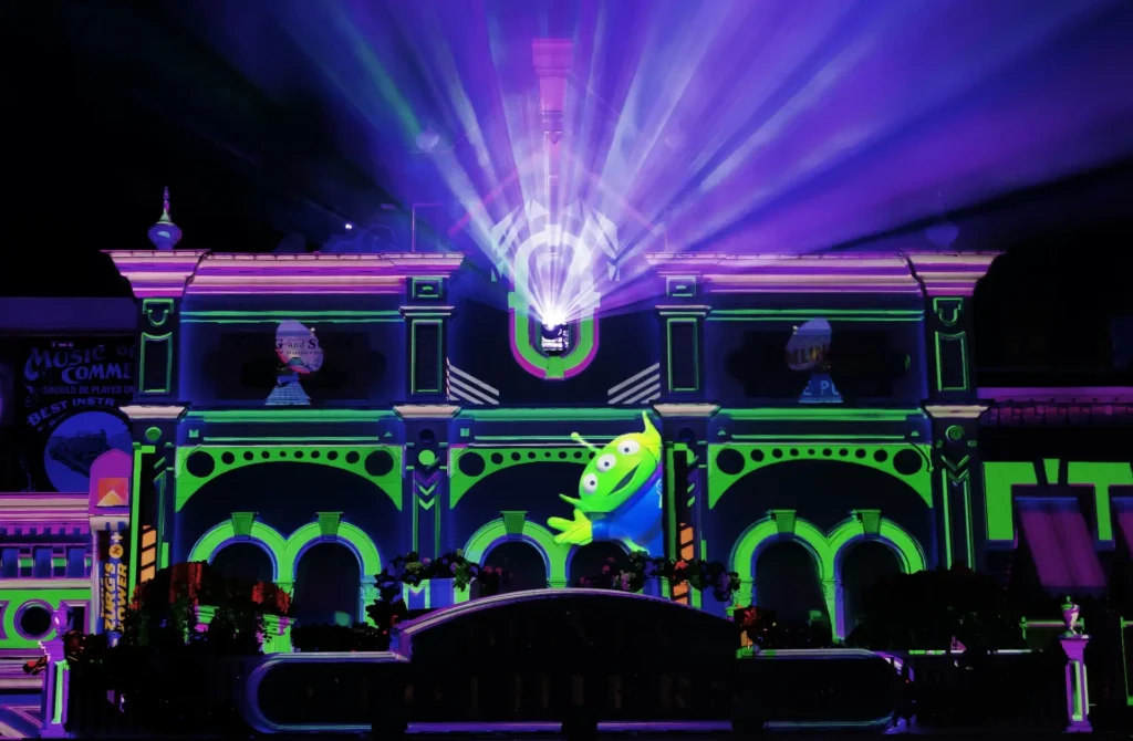 Disney Tales of Magic illumine Disneyland Paris : un nouveau chapitre nocturne - Parcs Actus - Actualite des parcs d'attractions DisneyTalesofMagic ToyStory MainStreetFaca PressVisual 10 scaled 1 - Actualité des Parcs d'attractions - Parcs Actus